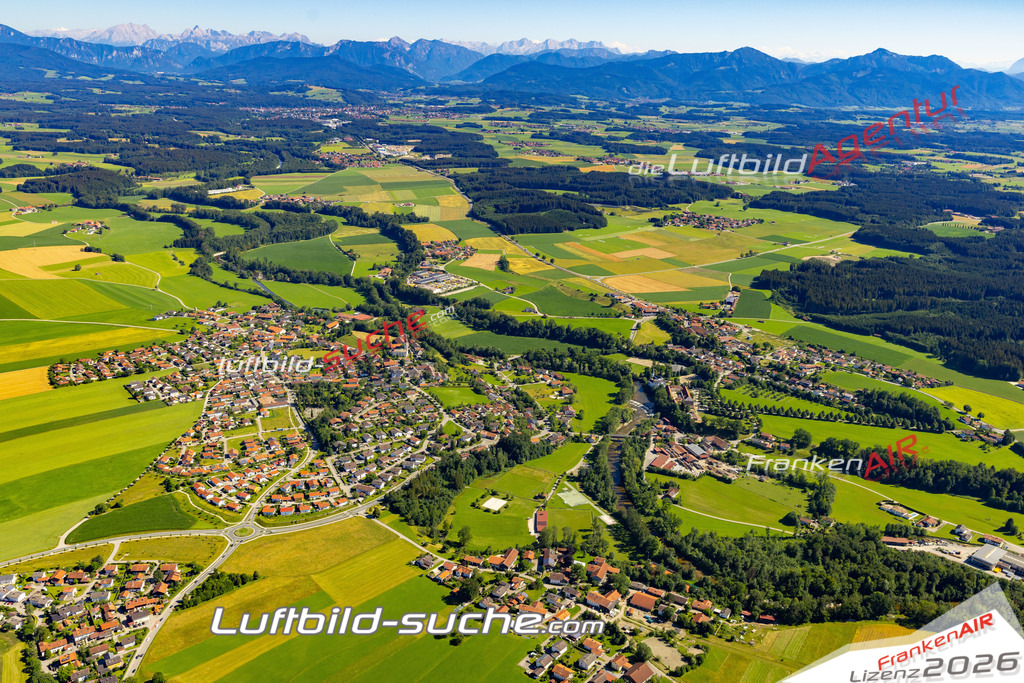 Aktuelles Luftbild von Traunwalchen Traunreut - Die Luftaufnahme wurde 2022 mittels UL-Flugzeug erstellt ( keine Drohne ) - hochauflösende Kamera-Systeme von  Canon -Beste Qualität - Für grossformatige Ausdrucke geeignet. Die Geschenkidee !