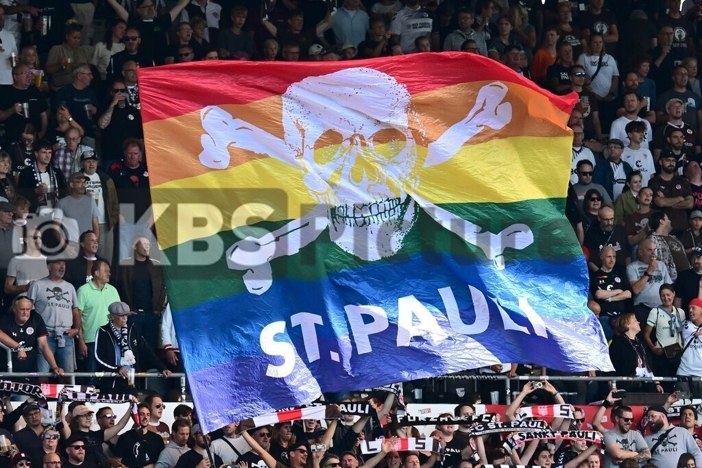 KBS Picture_FCStPauli-Heidenheim_022 | St. Pauli Fans auf der Osttribuene mit Fahnen ,Sportplatz :  Millerntor Stadion, - Realisiert mit Pictrs.com