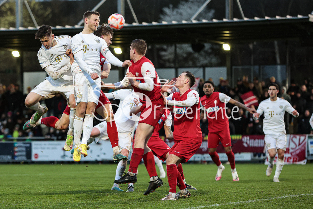 SV Heimstetten - FC Bayern Amateure | Timo KERN (FCB #10) steigt zum Kopfball hoch