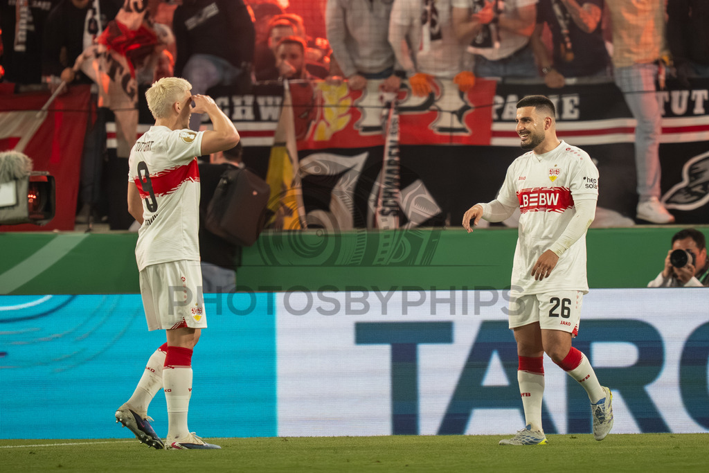 VfB Stuttgart vs. SC Freiburg, Fussball, DFB-Pokal, Halbfinale, 23.04.2026 | Deniz Undav (VfB Stuttgart, #26) bejubelt mit Ermedin Demirovic (VfB Stuttgart, #09) das 1:1,VfB Stuttgart vs. SC Freiburg, Fussball, DFB-Pokal, Halbfinale, 23.04.2026DFB regulations prohibit any use of photographs as image sequences and/or quasi-video