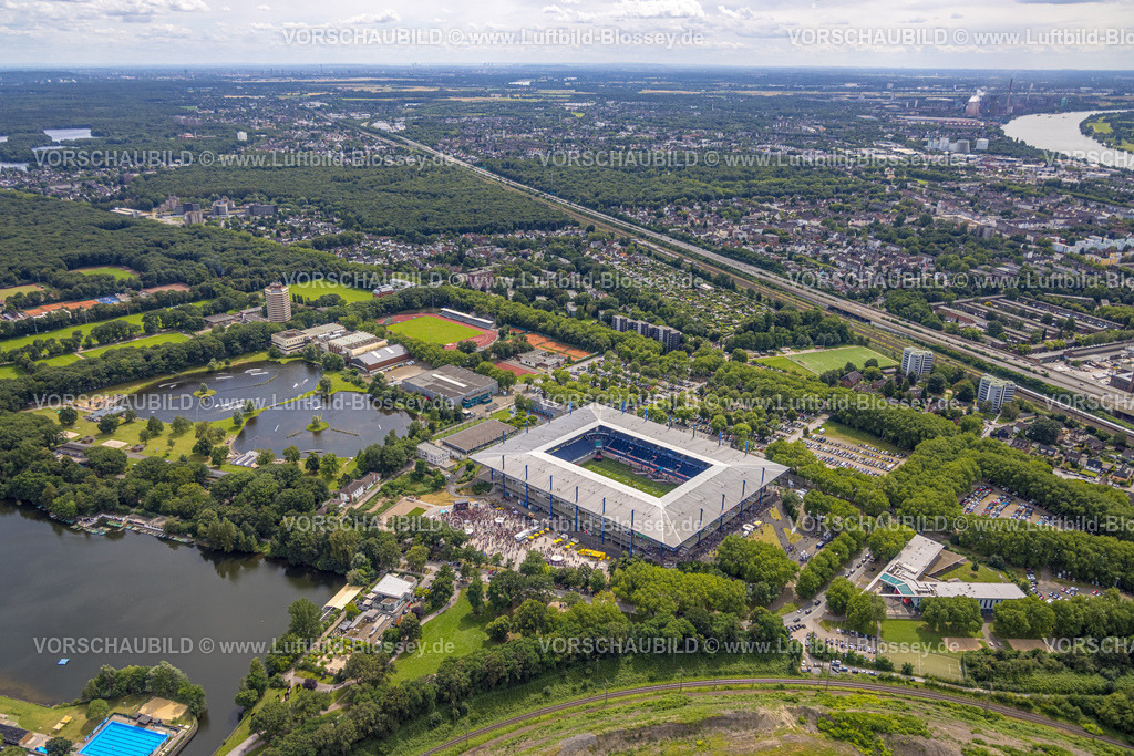 Duisburg240703859-Sued | Luftbild, Duisburg-Süd, Sportpark mit Schauinsland-Reisen-Arena, auch Wedau-Stadion, Konzert und Menschenmenge vor der Bühne, hinten die Regattabahn, Neudorf, Duisburg, Ruhrgebiet, Nordrhein-Westfalen, Deutschland