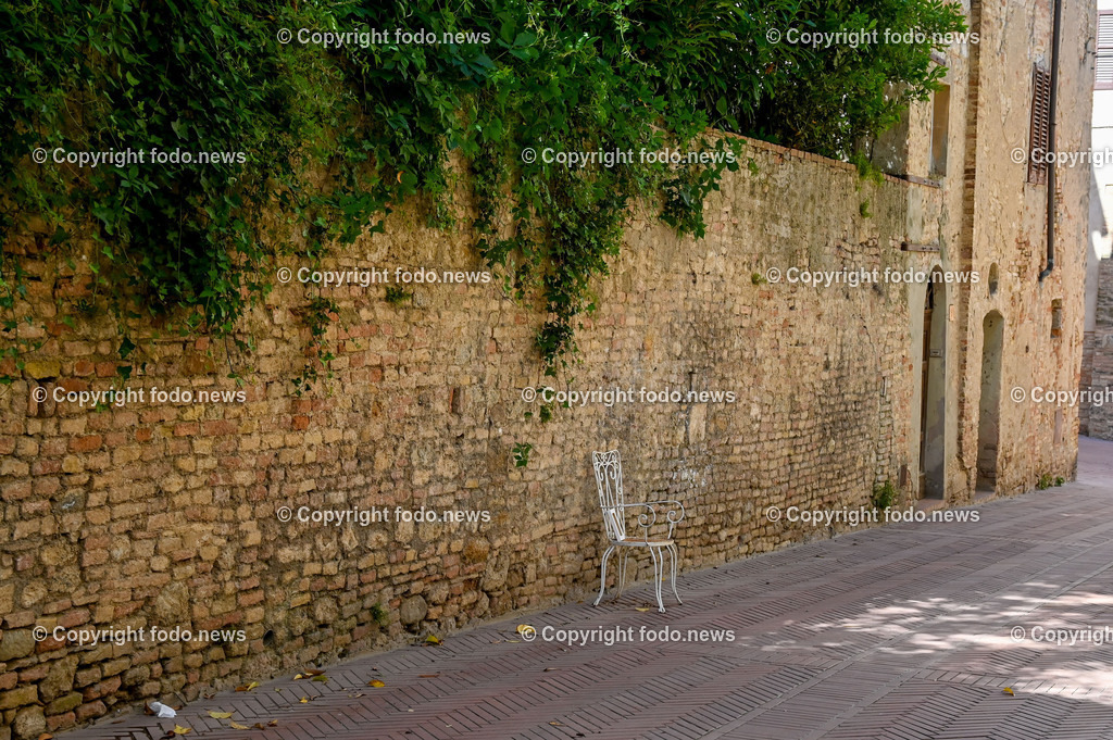 Italien_ Toskana_ San Gimignano_ 31.05.2024-181 | 31.05.2024, Italien, ITA, Toskana, San Gimignano im Bild Stadtansichten Gebäude, Architektur, Touristen, Historisch, Souvenir, Ansichten der berühmten Stadt San Gimignano in der Toskana-Italien - View of the famous town San Gimignano in Tuscany-ItalySan Gimignano ist eine italienische Kleinstadt in der Toskana mit einem mittelalterlichen Stadtkern. San Gimignano wird auch die Stadt der Türme genannt. Die Stadt liegt in der Provinz Siena. Sie gehört neben Florenz, Siena und Pisa zu den von Touristen meist besuchten Zielen in der Toskana.