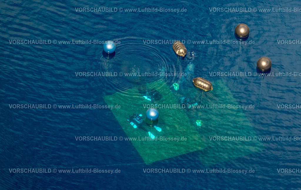 Brilon240503945 | Luftbild, See im Berg, kreisrunder Steinbruchsee, Tauchgewässer bestehend nur aus Regenwasser, Taucher bei der Ausbildung, Messinghausen, Brilon, Sauerland, Nordrhein-Westfalen, Deutschland