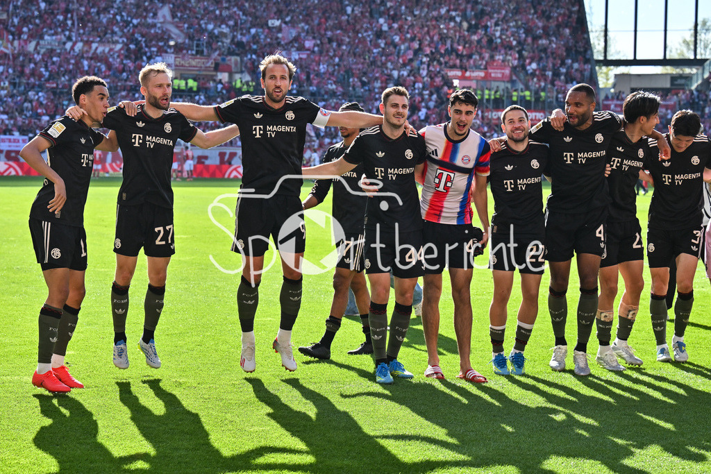 1. FSV Mainz 05 - FC Bayern München | MAINZ, GERMANY - 25. APRIL: die Spieler der Bayern feiern zusammen mit den Fans den Auswärtssieg in Mainz nach dem Bundesligamatch zwischen dem 1. FSV Mainz 05 und dem FC Bayern München am 31. Spieltag in der MEWA Arena / DFL REGULATIONS PROHIBIT ANY USE OF PHOTOGRAPHS AS IMAGE SEQUENCES AND/OR QUASI-VIDEO / Jamal MUSIALA (FC Bayern Munich 10), Konrad LAIMER (FC Bayern Munich 27), Harry KANE (FC Bayern Munich 9), Josip STANISIC (FC Bayern Munich 44), Aleksandar PAVLOVIC (FC Bayern Munich 45), Raphael GUERREIRO (FC Bayern Munich 22), Jonathan TAH (FC Bayern Munich 4), Hiroki ITO (FC Bayern Munich 21), Minjae KIM (FC Bayern Munich 3)