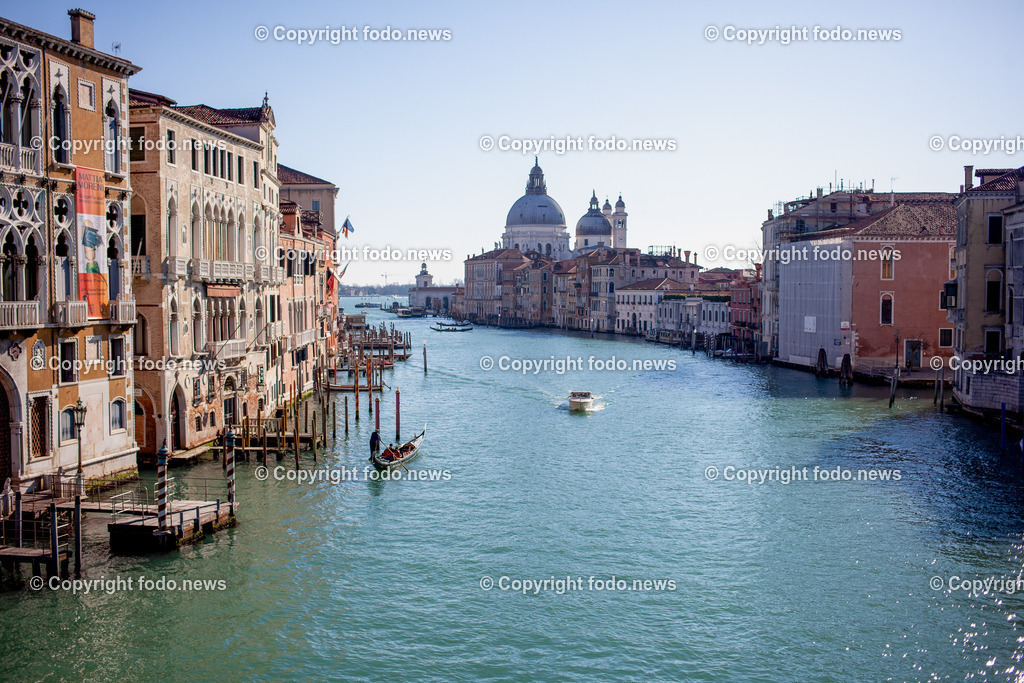 Italien_ Venedig_ 03.03.2025-2 | 03.03.2025, Italien, ITA, Venetien, Venedig, im Bild Venedig, Stadtansichten, Touristen, Reisefeature, Karneval, Masken, maskiert, venezianisch, Reise, Venedig, Venezia, Venetien, Stadtansicht, Campanile, Canale Grande, Markusplatz, Markuskirche, Touristen, Gondel, Gondolere, Faehre, Motorboot, Wassertaxi, Vaporetto, Adria, Lagune, Pfahlbauten, Bruecke, Rialtobruecke, La Gondola, Dogenpalast, Italien, Creativ, Kreativ