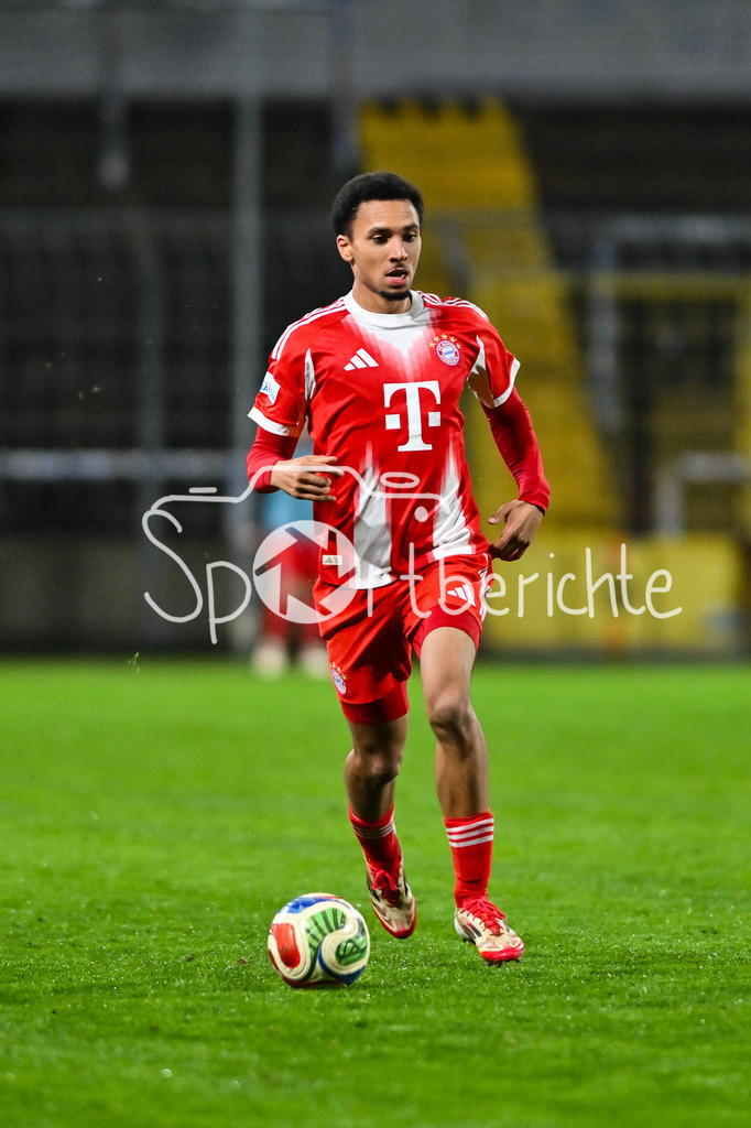 FC Bayern Amateure - SpVgg Unterhaching | MÜNCHEN, DEUTSCHLAND - 24. FEBRUAR: am Ball Vincent Ugo MANUBA (FC Bayern München II 21) / Einzelfoto / Freisteller während dem Spiel zwischen den Amateuren des FC Bayern München und der SpVgg Unterhaching am 25. Spieltag der Regionalliga Bayern im Grünwalder Stadion