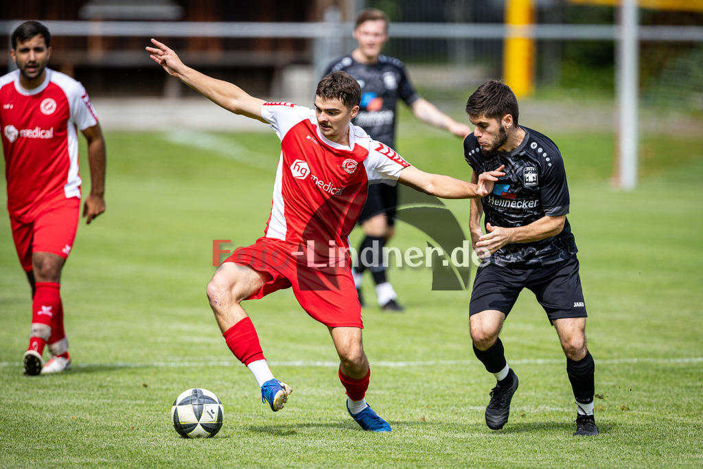 SV Raisting gegen MTV München | Fußball Herren Bezirksliga Oberbayern Süd 2025/26 9. Spieltag, SV Raisting gegen MTV München, 20250913,Zweikampf, 2025-09-13 in Raisting (Raiffeisen Arena Raisting), Florian FLATH (SV Raisting 3), Elsjan DURAJ (MTV München 23), Copyright: WolfgangxLindner www.foto-lindner.de