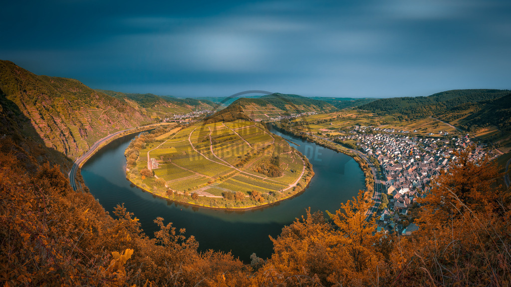 Moselschleife-Herbst | Exklusive Hamburg collagen, tolle Segelbilder und viele weitere tolle Motive auf Leinwand, Poster, Alu-Dibond, u.v.m. findet Ihr bei uns auf hamburgbild.de. Findet Euer Wandbild für Euer Zuhause, Büro oder die  Praxis…. - Realisiert mit Pictrs.com