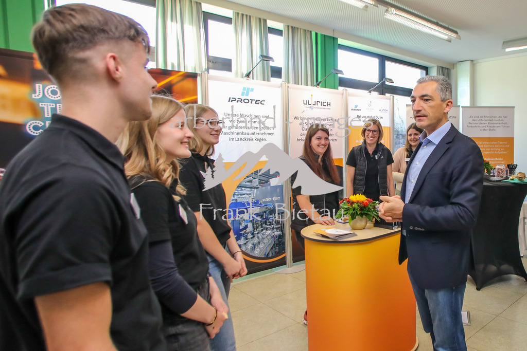 OE7A7232 | der Landrat besucht verschiedene Aussteller aus allen Wirtschaftsbereichen, Gespräche mit Auszubildenden und den Mitarbeitern