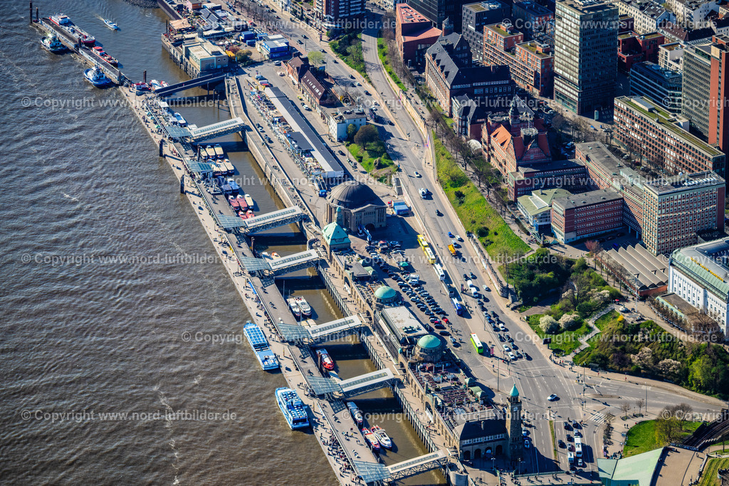 Hamburg_Landungsbrücken_ELS_3147060425 | HAMBURG 06.04.2025 Hafenanlagen und Landungsbrücken in St.Pauli am Ufer des Fluß- Verlaufes der der Elbe in Hamburg, Deutschland. // Port facilities in St.Pauli on the banks of the river course of the of the River Elbe in Hamburg, Germany. Foto: Martin Elsen