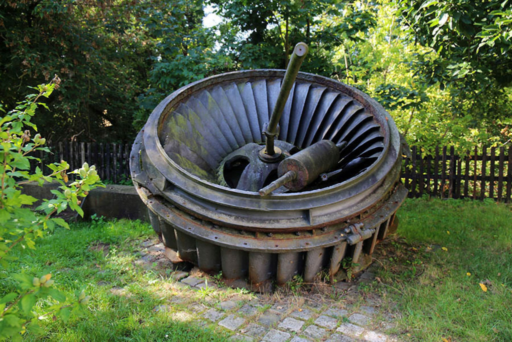 Dölitzer Wassermühle - Turbinenrad der ehemaligen Thomasmühle (1901) | Entdecke über 20 Kategorien Leipzig-Motive: Foto-Downloads, hochwertige Poster, Leinwand- & Fine-Art-Prints. Jetzt Lieblingsfoto im Bildlexikon Leipzig Shop bestellen!