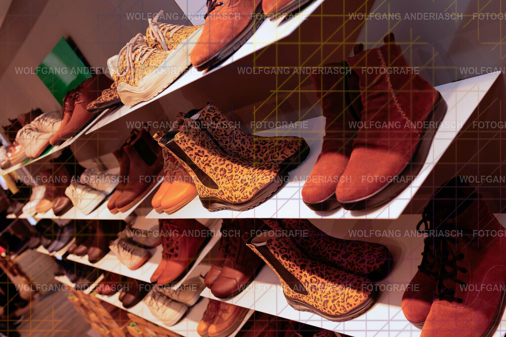 20251130-104702_Schmuck_R3A_0038_wa | Eine besondere Vernissage mitten im Flagship-Store von BÄR Schuhe in Frankfurt: Schmuck trifft auf orthopädische Schuhkunst, Design auf Wohlgefühl. Zwischen funkelnden Details und anatomischer Präzision entstand ein Abend voller Stil, Inspiration und echter Handwerksqualität. Ein herzliches Dankeschön an Alexandra Feirer für die großartige Gastfreundschaft und diesen stimmungsvollen Rahmen. - Realisiert mit Pictrs.com