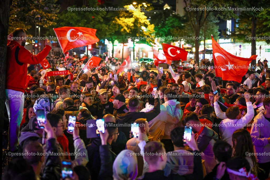 HHmx02072401022 | 02.07.2024, Hamburg, Tausende türkische Fans feiern nach dem Sieg der Türkei auf der hamburger Reeperbahn den Einzug ins Viertelfinale. Es werden jubelnd Rauchtöpfe, bengalos, Blinker, bengalisches Feuer und Feuerwerk gezündet. 