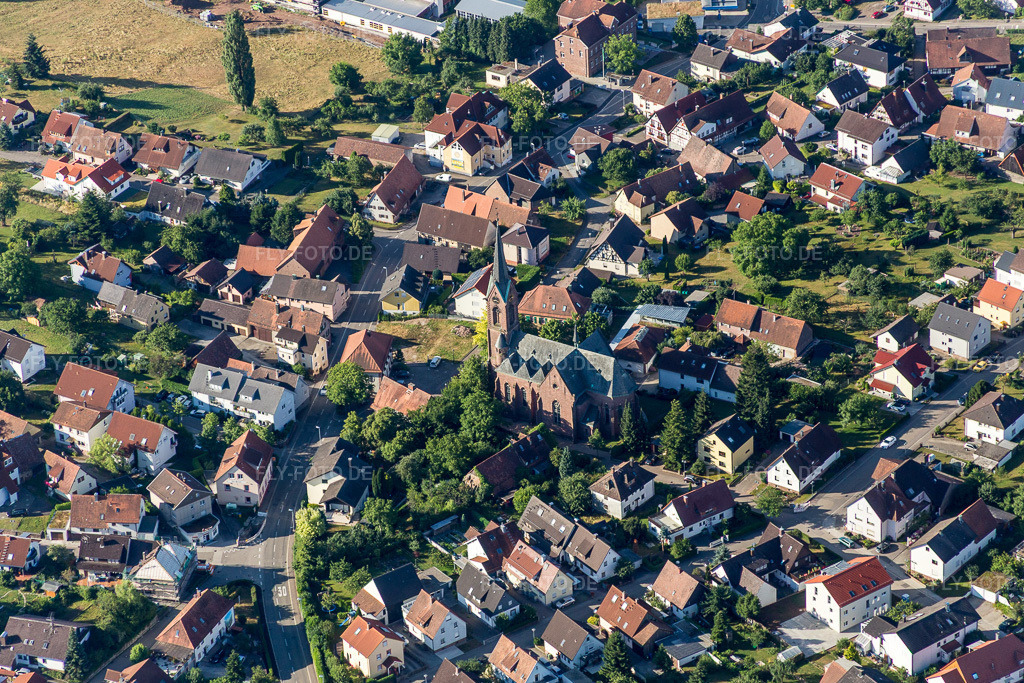 Luftbild: Kirchengebäude von Bonifatius in Schöllbronn im Ortsteil Schöllbronn in Ettlingen im Bundesland Baden-Württemberg in Deutschland. Foto: IMG_083998.jpg vom 26.07.2015 durch Werner Riehm/FLY-FOTO.de