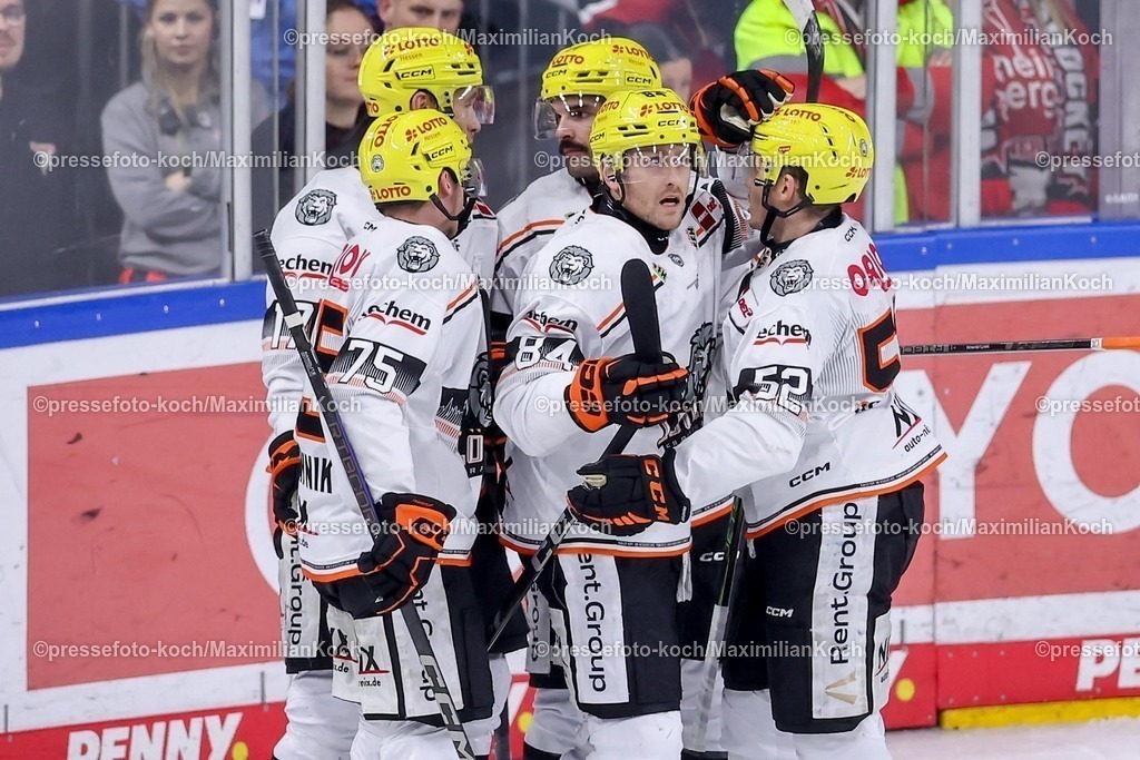 Koe30122401048 | 30.12.2024, Eishockey, Penny DEL, Kölner Haie - Löwen Frankfurt, Spieltag 32, Lanxess-Arena Köln: Torjubel nach dem 1:0 durch Torschütze Chris Wilkie (FRA #84)
