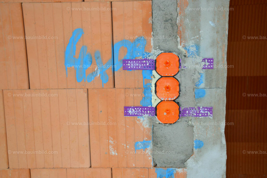 bib-lg17-elektroinstallation-0165 | Nach LV-Leistungsgruppen sortierte Detailfotos über den Bau eines Hauses. Alle Hausbau-Bilder direkt vom Urheber und Autor der Website Haus-Selber-Bauen.com