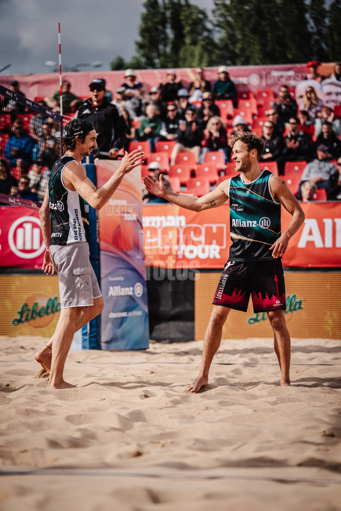 Beachvolleyball | Männer | Allianz German Beach Tour 2025 | Tourstop Berlin | 23.08.2025 | v.l. Jannik Kühlborn und Eric Stadie-Seeber klatschen ein