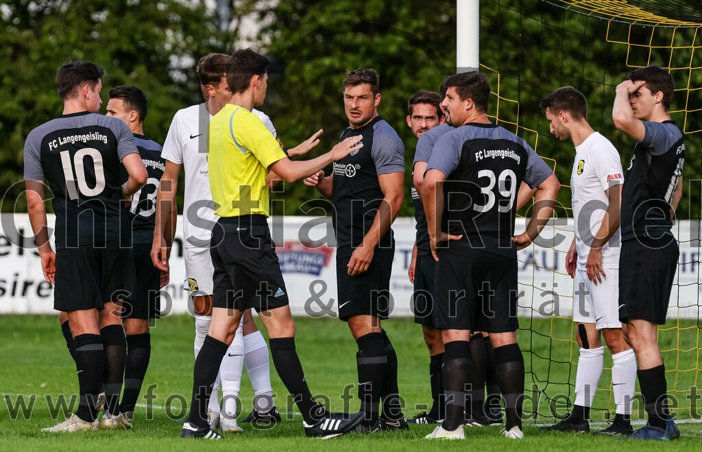 2023-08-08_049_FC_Moosinning_gegen_FC_Langengeisling | Moosinning, Deutschland, 08.08.2023:
Fußball, Bezirksliga Oberbayern Ost 2023 / 2024, 3. Spieltag, FC Moosinning gegen FC Langengeisling, Endergebnis: 0:4

Maximilian Maier (FC Langengeisling, #10), Schiedsrichter Johannes Wagner, Andreas Buchberger (FC Langengeisling, #5), Florian Rupprecht (FC Langengeisling, #39), Maximilian Lechner (FC Moosinning, #11), Paul Bucher (FC Langengeisling, #18)

Foto: Christian Riedel / fotografie-riedel.net