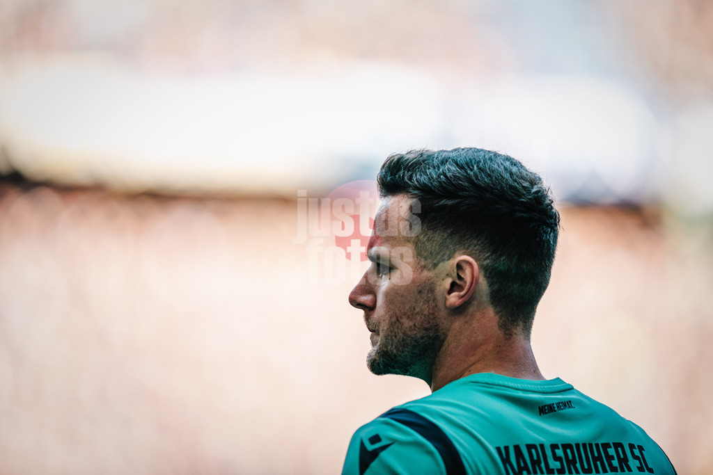 Fußball | Männer | Saison 2023/2024 | 2. Fußball-Bundesliga | 19. Spieltag | Hamburger SV vs. Karlsruher SC | 28.01.2024 | Patrick Drewes (#23, Karlsruher SC)