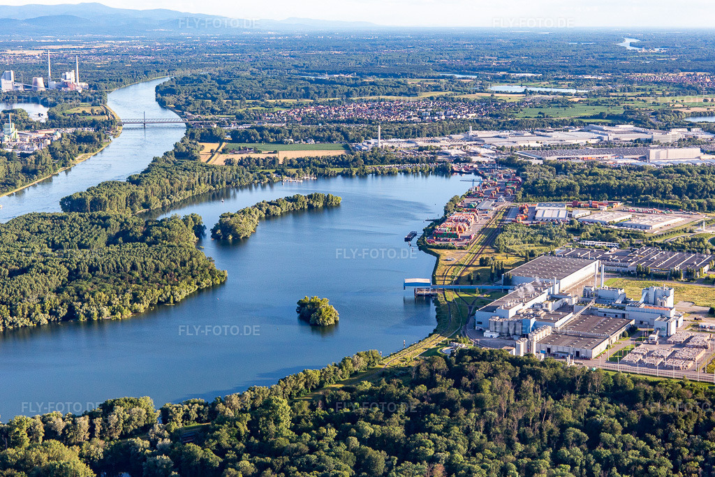 Luftbild: Industriegebiet Wörth-Oberwald am Landeshafen Wörth in Wörth am Rhein im Bundesland Rheinland-Pfalz in Deutschland. Foto: IMG_142283.jpg vom 07.07.2024 durch Werner Riehm/FLY-FOTO.de