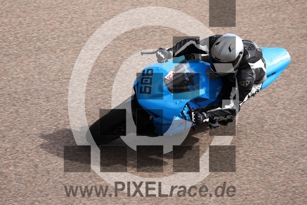 0909-20250422_02302 | Schöne Erinnerungen an spannende Momente - das festzuhalten ist unser Job. PIXELrace.de ist seit 2003 auf den Rennstrecken Europas unterwegs um die Action draußen beim Fahren und die wunderbare Stimmung imm Fahrerlager für euch einzufangen.