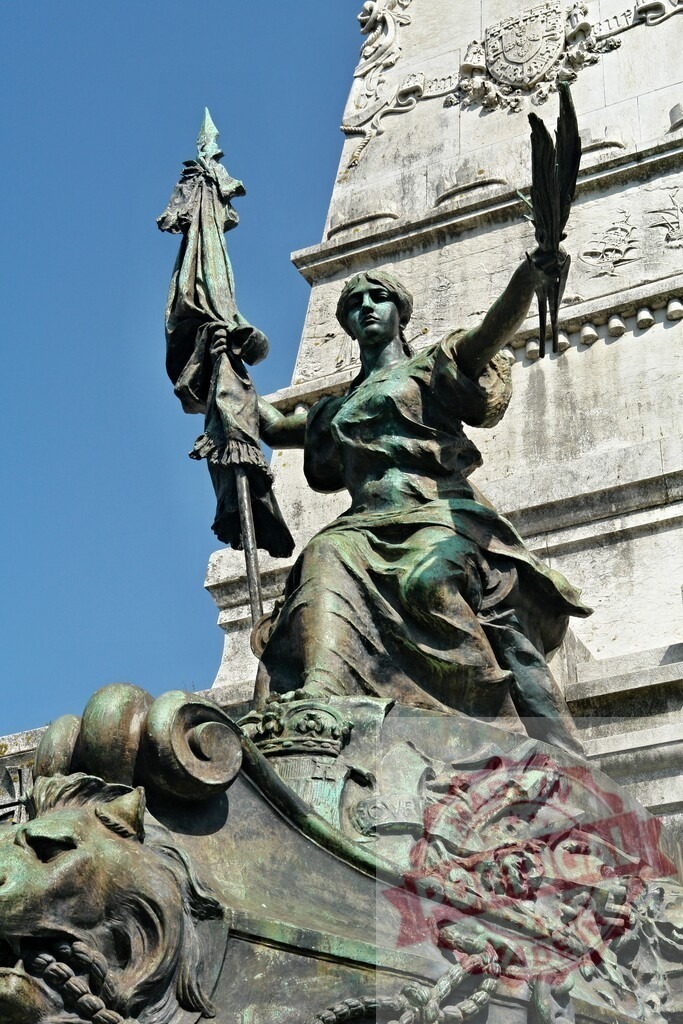 Monument to the Restorers celebrating Portugal independence in Lisbon. Porto - Portugal | Bronze statue on Monument to Restorers representing Allegory of Victory and Independence - Realized with Pictrs.com