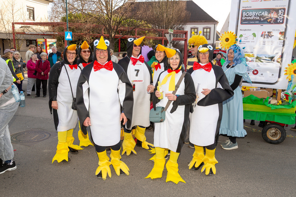 Umzug2025-161_9829 | Fotostrecke: FASCHINGSUMZUG 2025 in Loosdorf. 22 Masken(gruppen)-Teilnehmer: Loosdorfer Vereine, Wirtschaftstreibende, Gemeindeabordnungen sowie Kreditinstitute. rund 700 Besucher entlang der Hauptstrasse. Veranstaltungs-Sicherung durch Mannschaft der FF-Loosdorf mit schwerem Gerät. Maskenprämierung am EKZ-Platz durch Bgm. Thomas Vasku in den Kategorien: Bester Festwagen (Fa. gkonzept-Groissenberger; Beste Personengruppe-ASK-Loosdorf; Beste Einzelperson; Weiteste Anreise-FF Schollach;