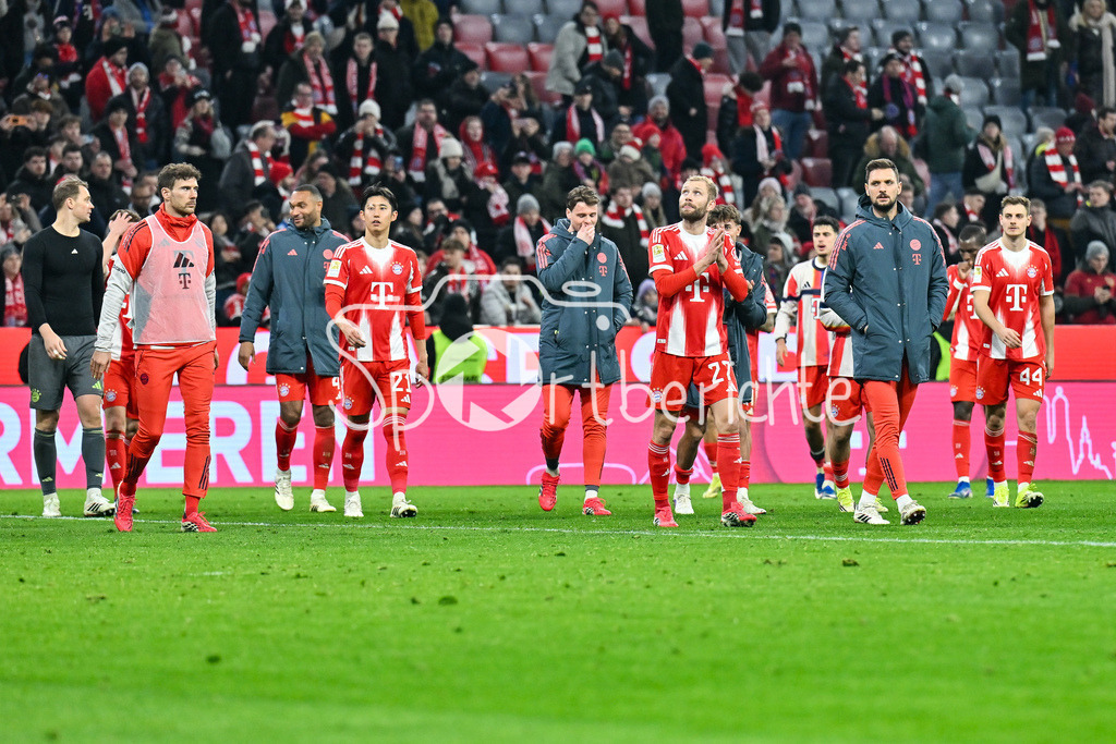 FC Bayern München - TSG 1899 Hoffenheim | MUNICH, GERMANY - 08. FEBRUARY: die Spieler der Hausherren bedanken sich bei den Zuschauern in der Arena nach dem Bundesligamatch zwischen dem FC Bayern München und der TSG 1899 Hoffenheim am 21. Spieltag in der Allianz Arena / DFL REGULATIONS PROHIBIT ANY USE OF PHOTOGRAPHS AS IMAGE SEQUENCES AND/OR QUASI-VIDEO