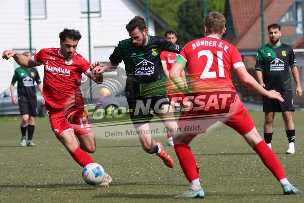 Bünder SV - SC Enger | Auf dem Bild zu sehen: rot Bünder SV v.l.: Batuhan Kaymak, Timo Westerbeck ; schwarz SC Enger: Sebastian Schnittger  Bünder SV, SC Enger, Saison 25/26, Kreisliga A, Bünde, Deutschland - Realisiert mit Pictrs.com