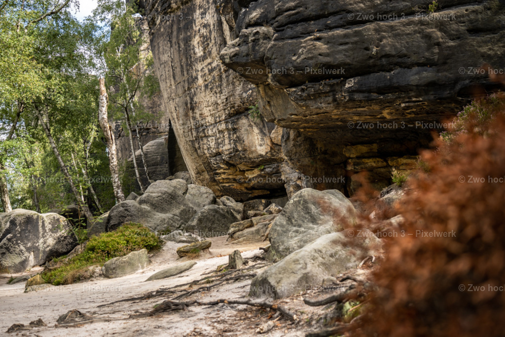 Frienstein_Felsen_Felswand_Felsblock_Wurzel_Sand | 2022-09-02_Waldbrandgebiete_2 - Realisiert mit Pictrs.com