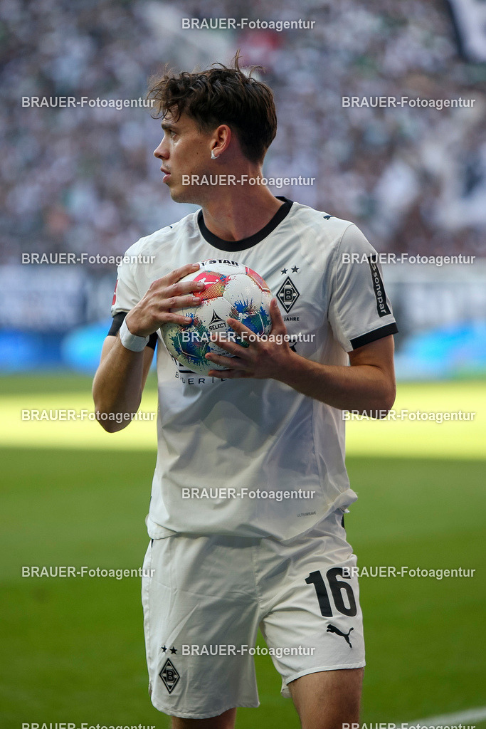 Borussia Mönchengladbach vs Hamburger SV - Bundesliga  | Mönchengladbach, Deutschland, 24.08.25:   Philipp Sander (Borussia Mönchengladbach) in Aktion am Ball, Einzelaktion waehrend des Spiels der Bundesliga zwischen Borussia Mönchengladbach vs Hamburger SV im Stadion im Borussia Park(Foto von Brauer-Fotoagentur / Adrian Schlueter)