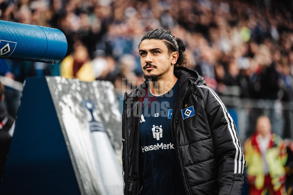 Fußball | Männer | Saison 2025/2026 | 1. Fußball-Bundesliga | 6. Spieltag | Hamburger SV vs. 1. FSV Mainz 05 | 05.10.2025 | Guilherme Ramos (13, HSV) auf dem Weg zur Bank vor dem Spiel