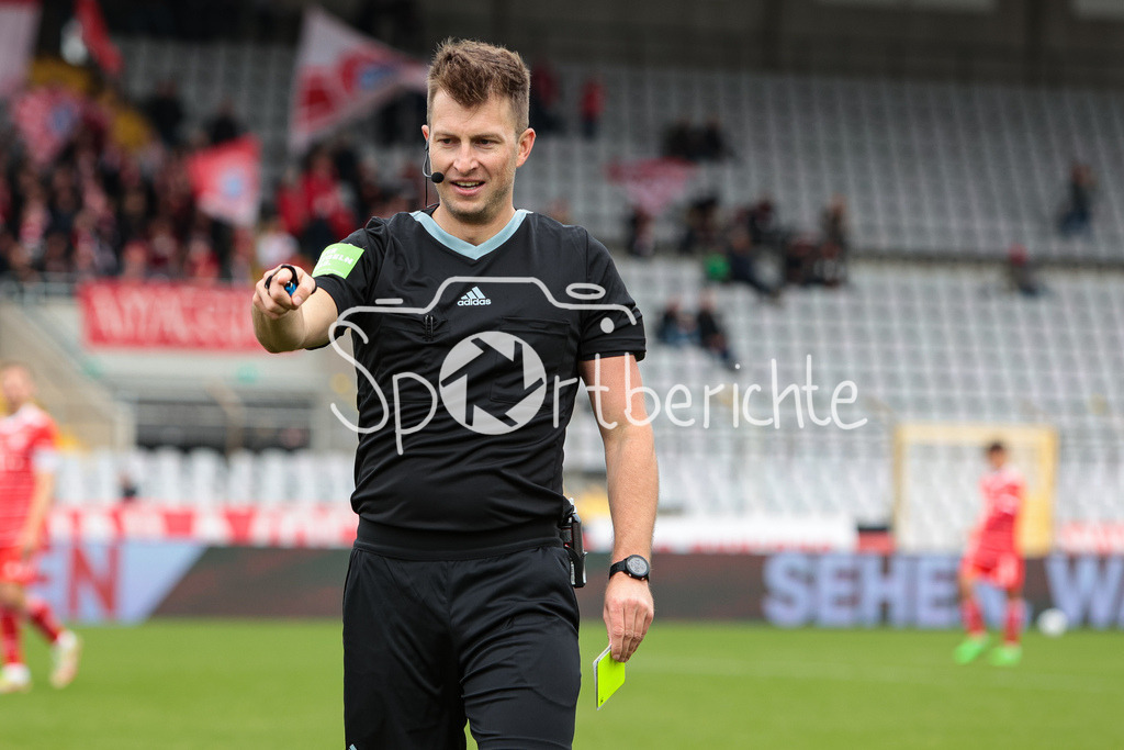 FC Bayern Amateure - FC Wuerzburger Kickers | Schiedsrichter Andreas HUMMEL in Aktion