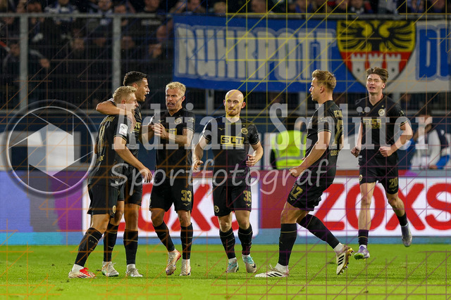 MSV Duisburg vs FC Hansa Rostock - 3. Liga | Duisburg, Deutschland, 03.10.25:   Cedric Harenbrock (FC Hansa Rostock) Torjubel, jubelt mit seiner Mannschaft nach dem Treffer zum 1:1 waehrend des Spiels der 3. Liga MSV Duisburg vs FC Hansa Rostock in der schauinsland-reisen-arena(Foto von Brauer-Fotoagentur / Adrian Schlueter)