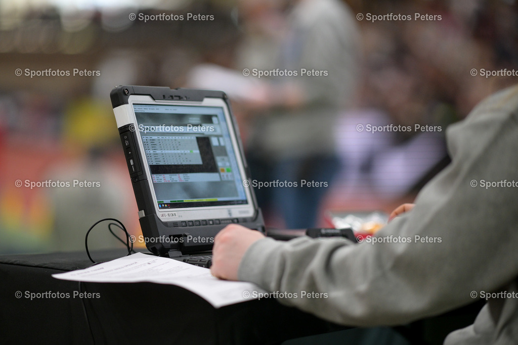 DM Halle 2026_Samstag-92 | 28.02.2026, xkaix, Leichtathletik Deutsche Meisterschaften Halle 2026,  v.l. Auswertung, digitale Erfassung beim Hochsprung - Realisiert mit Pictrs.com