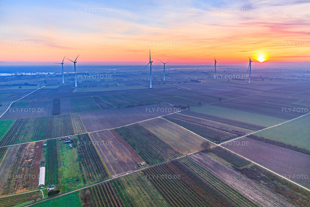 Luftbild: Sonnenuntergang beim Windpark Freckenfeld in Freckenfeld im Bundesland Rheinland-Pfalz in Deutschland. Foto: IMG_152209.jpg vom 12.12.2025 durch Werner Riehm/FLY-FOTO.de