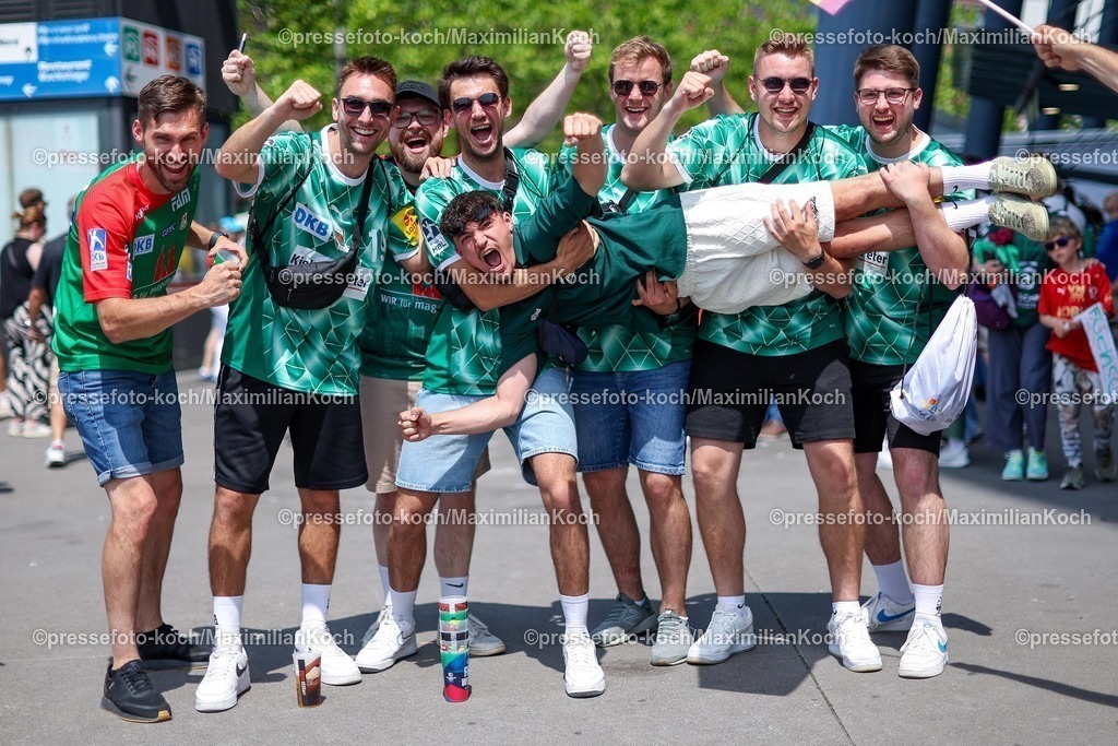 KoeEHF14062500022 | 14.06.2025, Handball, Halbfinale TruckScout24 EHF FINAL4, LANXESS arena Köln, Eindrücke rund um das Final4, Fans freuen sich auf das Event und feiern zusammen vor der Arena - Berliner Fuechse Füchse Berlin