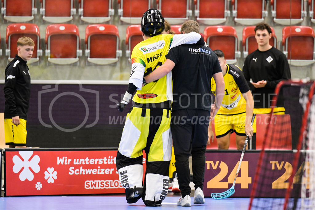 GC Unihockey vs HC Rychenberg - 27. August 2022 | GC Unihockey vs HC Rychenberg
AXA Arena, Winterthur
Physiotherapeut Philipp Purkert (HC Rychenberg) begleitet Pascal Meier (#30 HC Rychenberg) vom Feld.
Bild: Sportfotografie Markus Aeschimann | www.markus-aeschimann.ch - Realisiert mit Pictrs.com