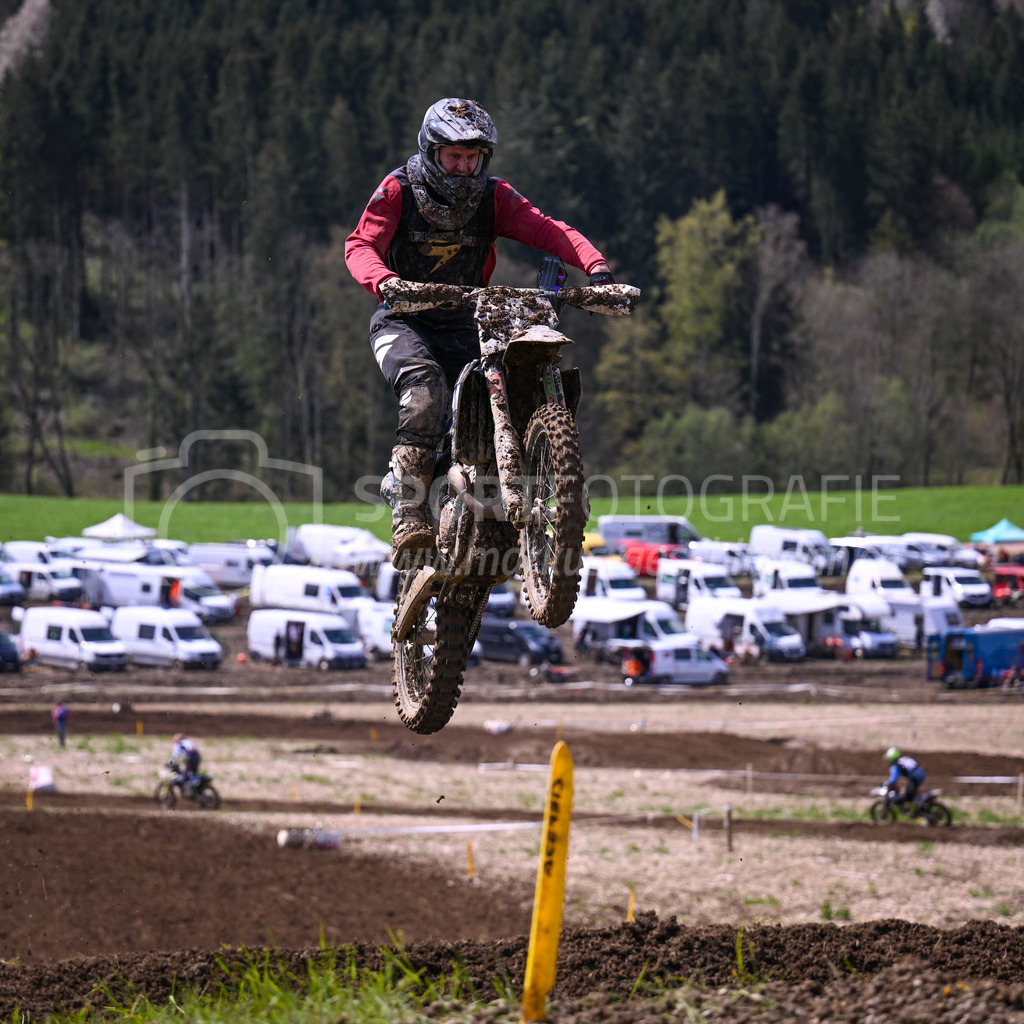 Motocross Schlatt bei Winterthur - 29. April 2023 | Fahrer in der Kategorie Hobby Open am Motocross Schlatt bei Winterthur, 29. April 2023.
Instagram: @mx_schlatt | @mc_wila | @sam_schweiz
Bild: Sportfotografie Markus Aeschimann | www.markus-aeschimann.ch - Realisiert mit Pictrs.com