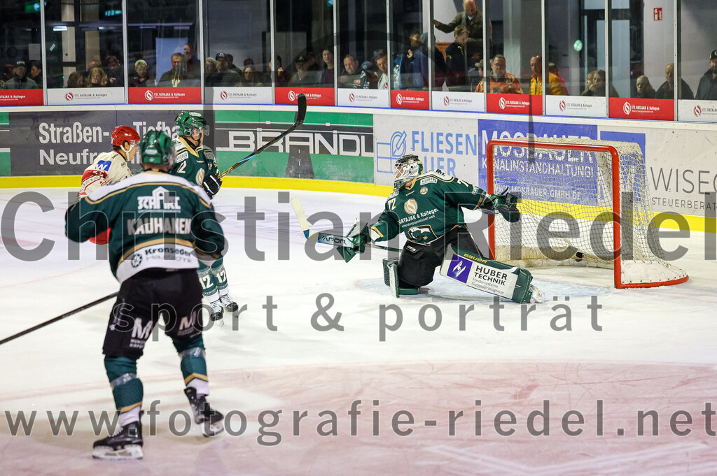 2025-09-12_034_TSV_Erding_gegen_EV_Landshut | Erding, Deutschland, 12.09.2025:Eishockey, Oberliga Süd 2025 / 2026, Testspiel, TSV Erding gegen EV Landshut, Endergebnis: 4:6Thomas Brandl (Erding Gladiators, #12), Torwart David Zabolotny (Erding Gladiators, #72)Foto: Christian Riedel / fotografie-riedel.net