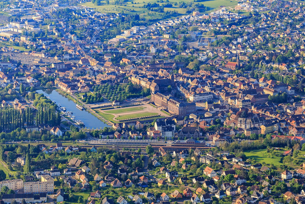 Aerial view: Château des Rohan castle and park at the Port de Saverne in Saverne in the state Bas-Rhin, France. – Photo: IMG_145969.jpg taken on 05/01/2025 by Werner Riehm/FLY-FOTO.com – Resolution of the original: 5472 x 3648 px – Culture & patrimoine | Office de Tourisme du Pays de Saverne