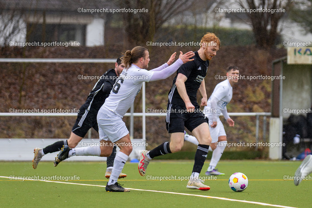 Fußball I Herren I Saison 2025-2026 I Landesfreundschaftsspiel I SC Rönnau - SSG Rot-Schwarz Kiel 132 | v.l. Ben-Joel Jarik (26, SSG Rot-Schwarz Kiel), Lasse Koth (29, SC Rönnau) - Realisiert mit Pictrs.com