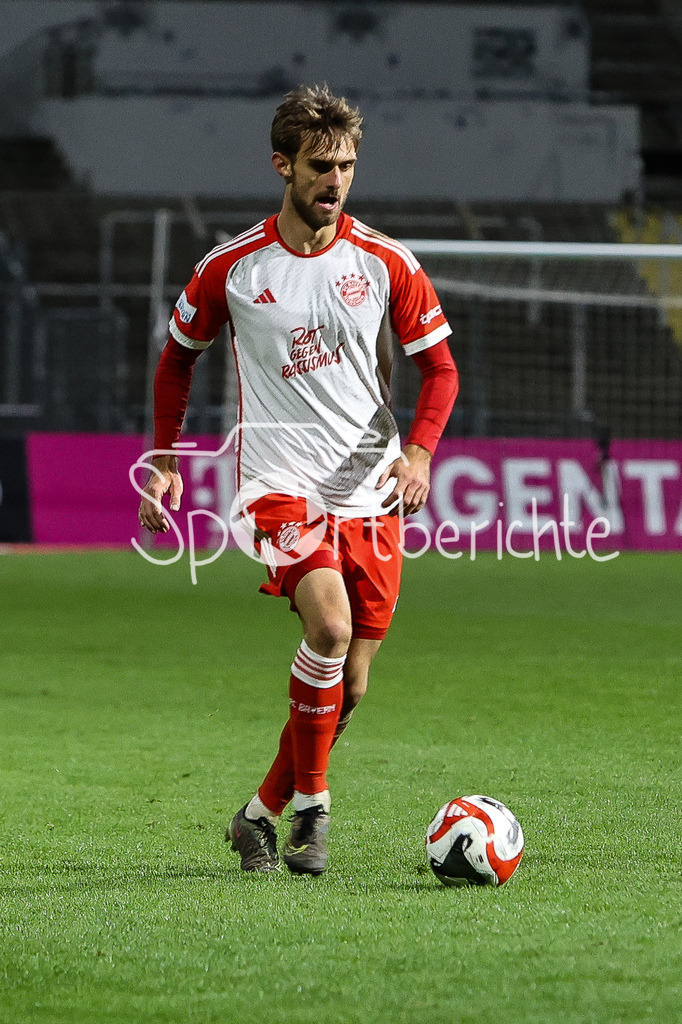 FC Bayern Amateure - FC Wuerzburger Kickers | Luca DENK (FCB #16) am Ball / Freisteller / Einzelfoto