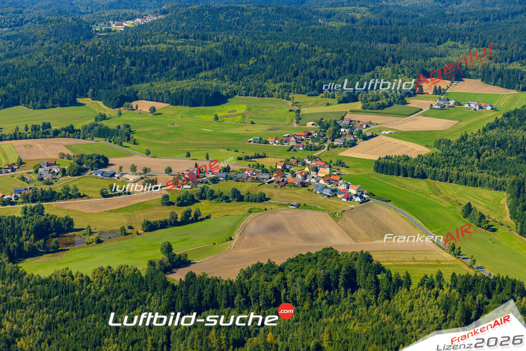 Klassische Luftaufnahme ohne Drohne zeigt:Waldkirch bei Georgenberg - Die Luftbildaufnahme wurde 2025 vom UL-Flugzeug heraus erstellt ( keine Drohne ) - Hochauflösende Luftaufnahme -Nicht vergleichbar mit Google Maps oder Satelittenbilder- Die Geschenkidee !Mit Lizenz und Bildrechte bestellbar