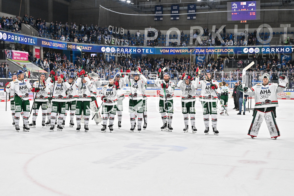 Dresdener Eislöwen - Augsburger Panther | Die Spieler der Panther feiern zusammen mit den Fans den Auswärtssieg in Dresden / DEL: Dresdener Eislöwen - Augsburger Panther; Joynext-Arena am 05.10.2025