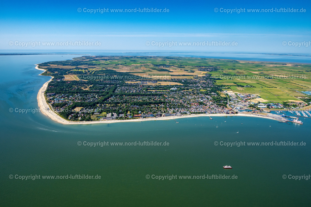Föhr_Wyk_ELS_0151130822 | WYK AUF FöHR 13.08.2022 Ortsansicht an der Meeres-Küste der Nordsee in Wyk auf Föhr im Bundesland Schleswig-Holstein. // Townscape on the seacoast of of North Sea in Wyk auf Foehr in the state Schleswig-Holstein. Foto: Martin Elsen
