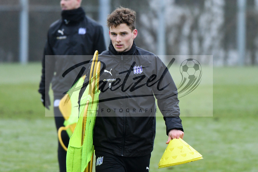 20200125_TRAOSN_0062 | Fußball, Herren: Moritz Heyer (VfL Osnabrück) schaut beim Training des VfL Osnabrück am 25.01.2020 im Sportpark Illoshöhe in Osnabrück, Deutschland.(Foto von Nico Paetzel) - Realisiert mit Pictrs.com