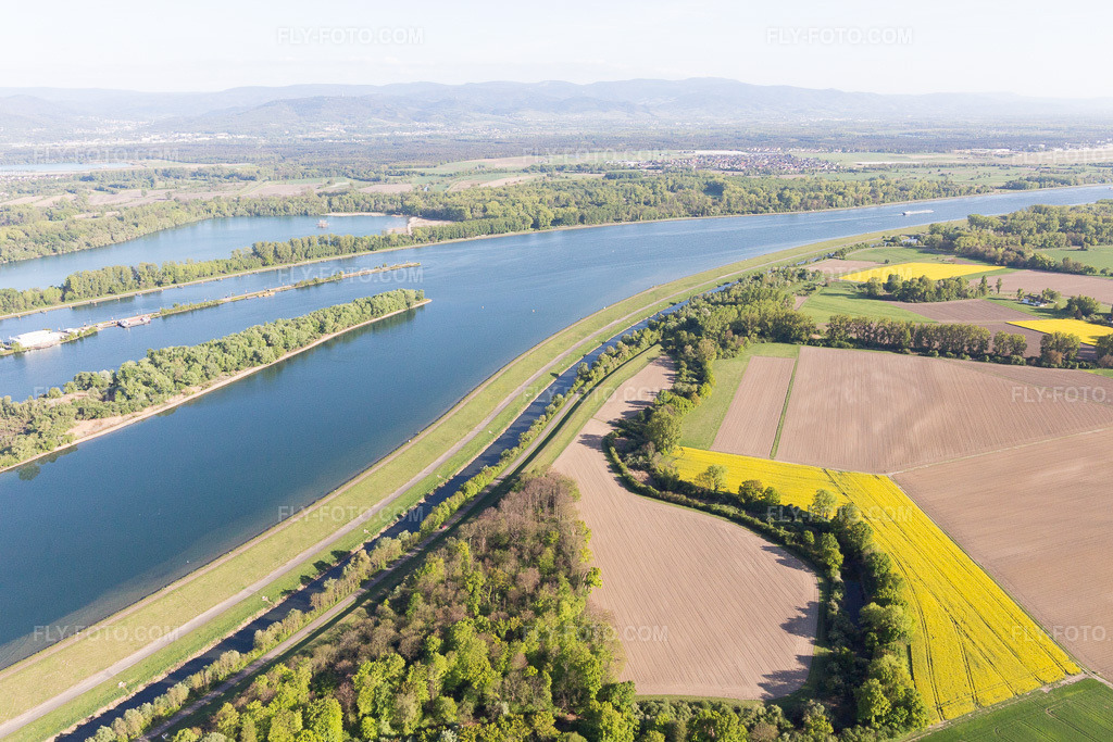 Aerial view: Rhine lock Iffezheim in Roppenheim in the state Bas-Rhin, France. – Photo: IMG_099062.jpg taken on 04/23/2017 by Werner Riehm/FLY-FOTO.com – Resolution of the original: 5283 x 3522 px