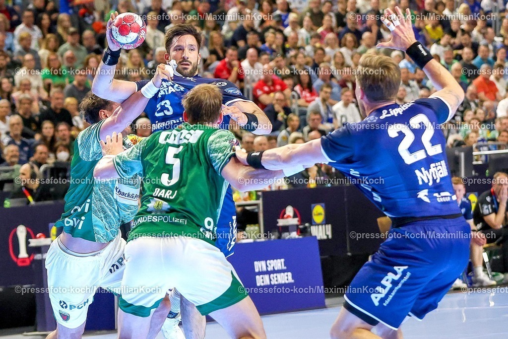 xSSCx18042601013 | 18.04.2026, xsscx, Handball, DHB-Pokal Lidl Final4, TBV Lemgo-Lippe - Füchse Berlin, Saison 2025 / 2026 Herren, Lanxess Arena: Tim Suton (TBV Lemgo Lippe #23) im Zweikampf gegen Max Darj (Füchse Berlin #05) Photo: xSandraxScherningxPressefotoKochx