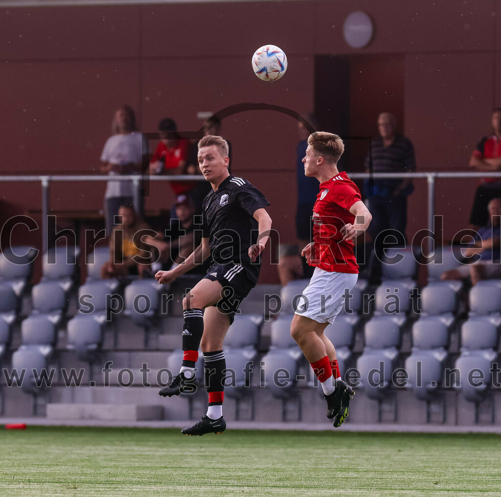 2023-08-25_018_FC_Finsing_gegen_FC_Lengdorf | Finsing, Deutschland, 25.08.2023:
Fußball, Kreisliga 2023 / 2024, 6. Spieltag, FC Finsing gegen FC Lengdorf, Endergebnis: 5:0

Marco Simml (FC Finsing, #19), Simon Nußrainer (FC Lengdorf, #9)

Foto: Christian Riedel / fotografie-riedel.net